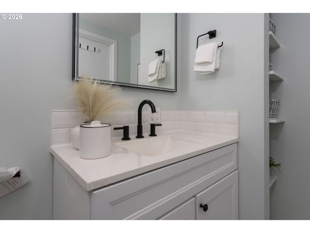 4911 PARKHILL St, Lake Oswego, OR 97035