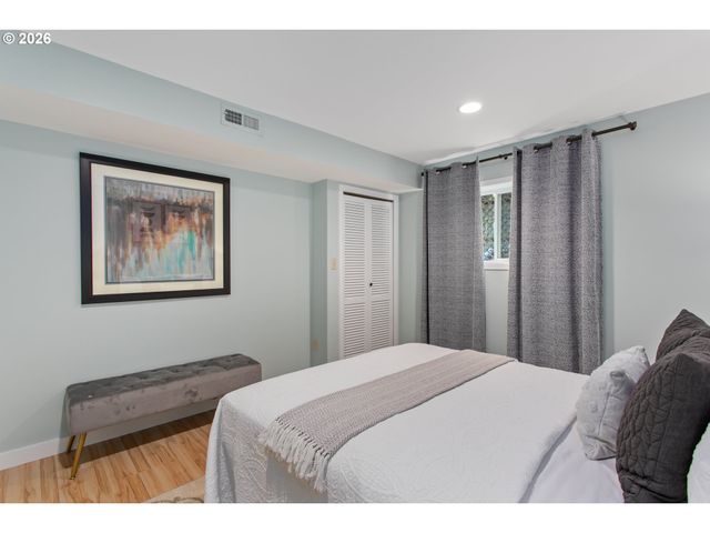 4911 PARKHILL St, Lake Oswego, OR 97035