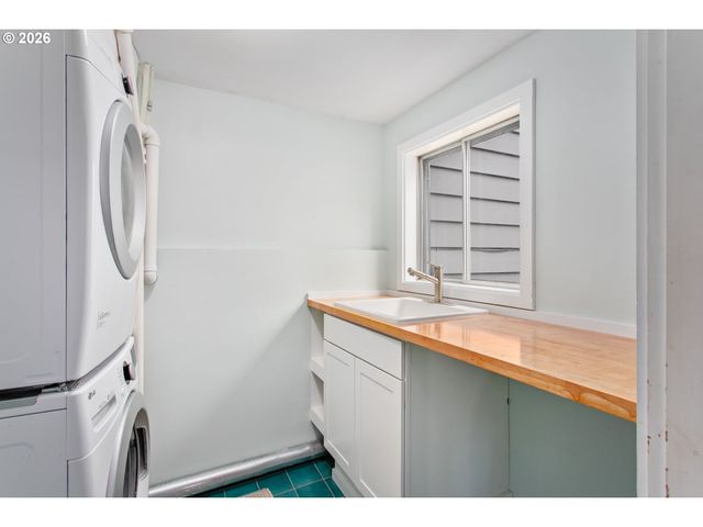 4911 PARKHILL St, Lake Oswego, OR 97035