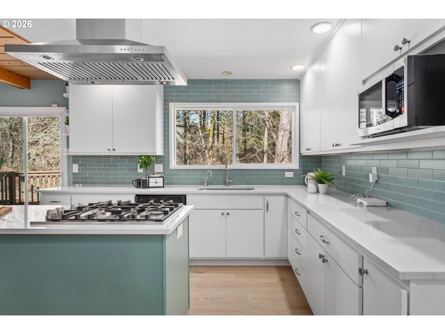 4911 PARKHILL St, Lake Oswego, OR 97035