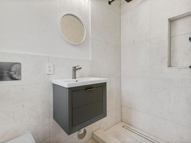 7820 Hawthorne Avenue, Miami Beach, FL 33141