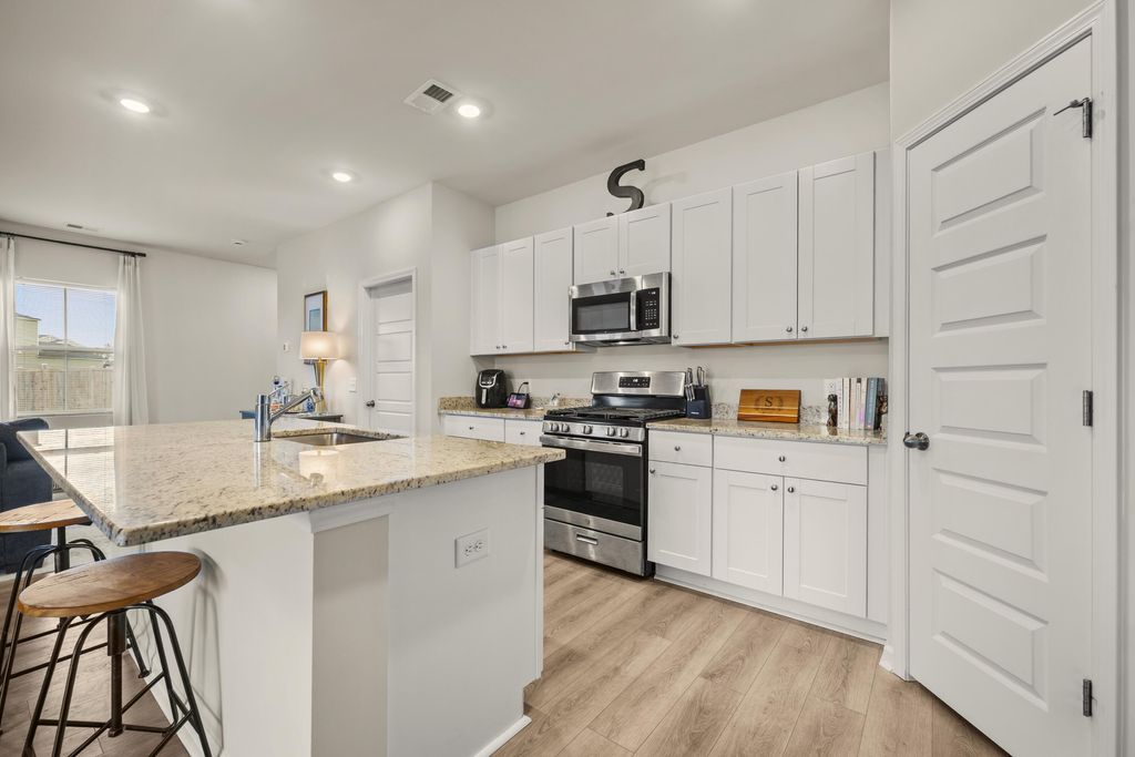 Image 4 of property listing at 297 Pine Crest View Drive, Summerville, SC 29486