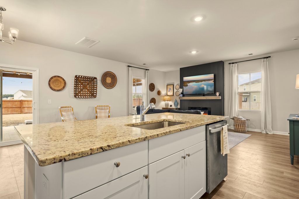 Image 6 of property listing at 297 Pine Crest View Drive, Summerville, SC 29486