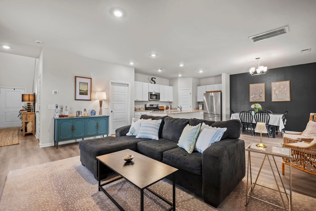 Image 7 of property listing at 297 Pine Crest View Drive, Summerville, SC 29486