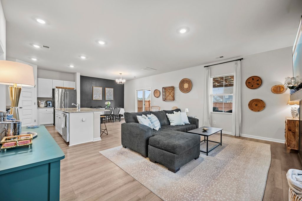 Image 8 of property listing at 297 Pine Crest View Drive, Summerville, SC 29486