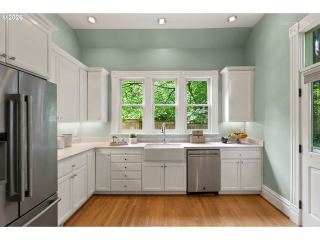 2104 Sw SPRING St, Portland, OR 97201