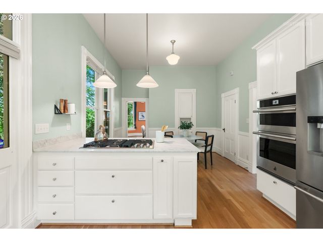 2104 Sw SPRING St, Portland, OR 97201