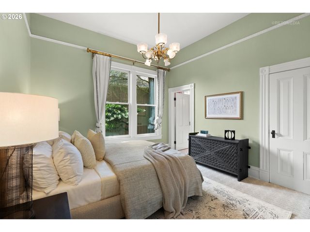 2104 Sw SPRING St, Portland, OR 97201