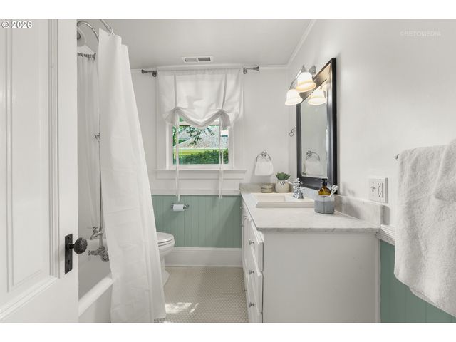 2104 Sw SPRING St, Portland, OR 97201