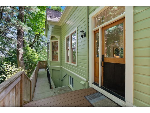 2104 Sw SPRING St, Portland, OR 97201