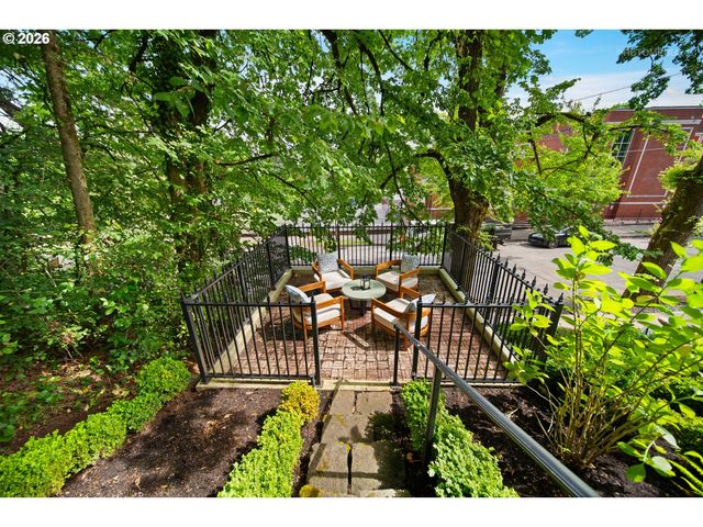 2104 Sw SPRING St, Portland, OR 97201