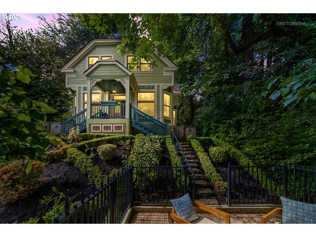 2104 Sw SPRING St, Portland, OR 97201