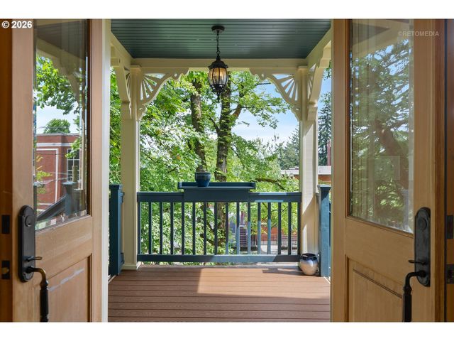 2104 Sw SPRING St, Portland, OR 97201
