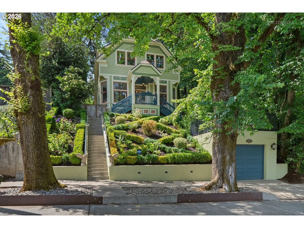 2104 Sw SPRING St, Portland, OR 97201
