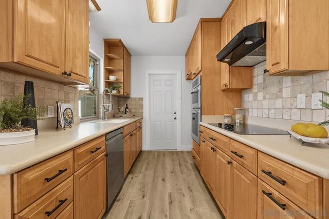 2738 Oak Hill Dr, Escondido, CA 92027