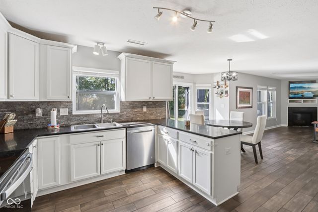 5827 W Deerview, Mccordsville, IN 46055