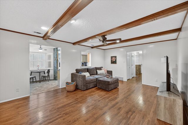 2105 Meadow Lane, Grand Prairie, TX 75050