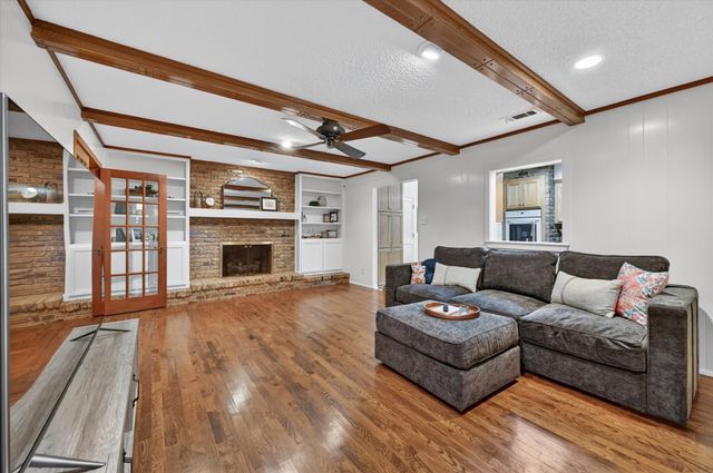 2105 Meadow Lane, Grand Prairie, TX 75050