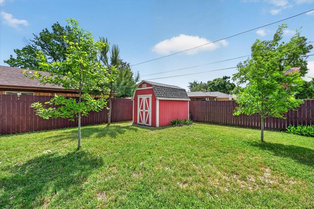 2105 Meadow Lane, Grand Prairie, TX 75050