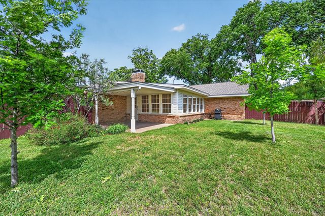 2105 Meadow Lane, Grand Prairie, TX 75050