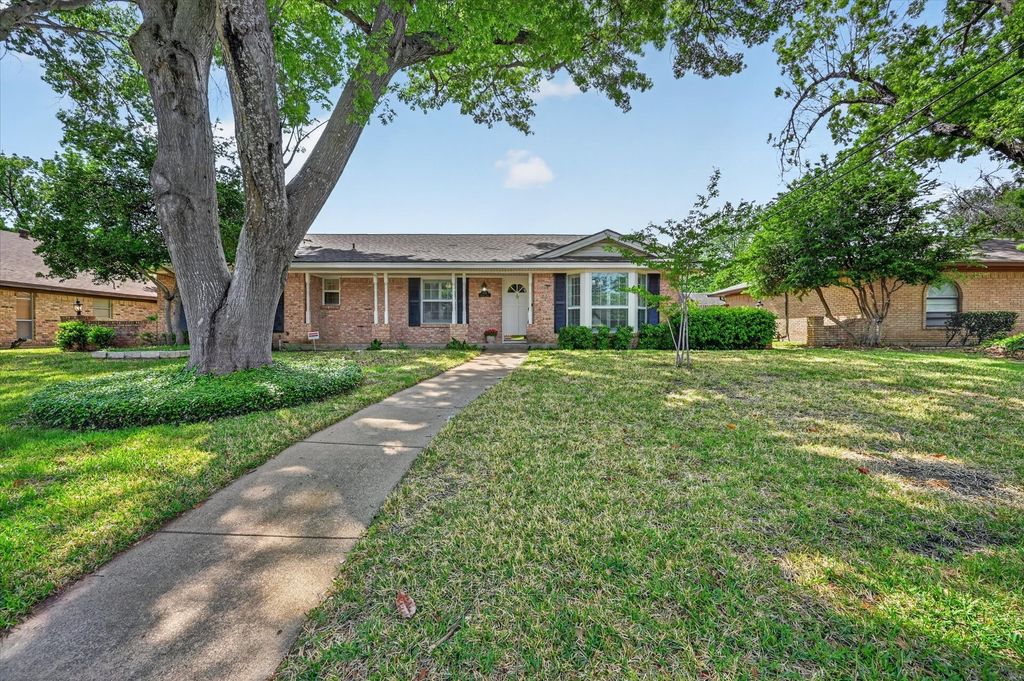 2105 Meadow Lane, Grand Prairie, TX 75050