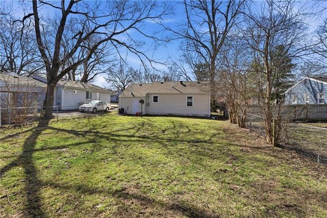 1807 W Main Street, Blue Springs, MO 64015