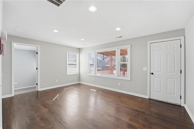 1807 W Main Street, Blue Springs, MO 64015