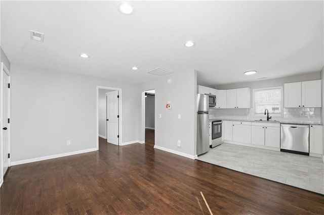 1807 W Main Street, Blue Springs, MO 64015