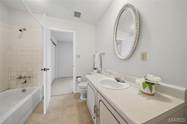 140 Burtonwood Drive, Ballwin, MO 63011