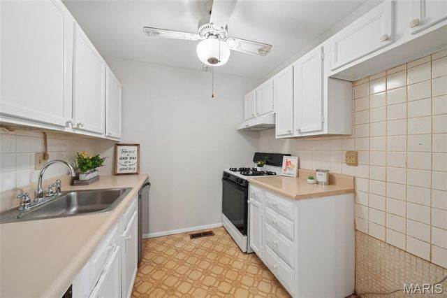 140 Burtonwood Drive, Ballwin, MO 63011