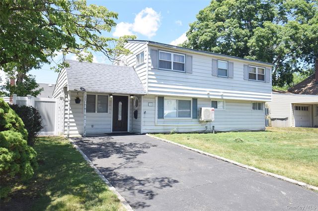 32 W Cabot Lane, Westbury, NY 11590