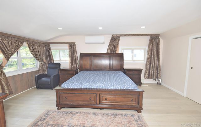 32 W Cabot Lane, Westbury, NY 11590