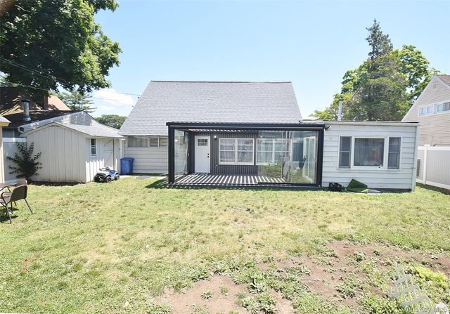 32 W Cabot Lane, Westbury, NY 11590