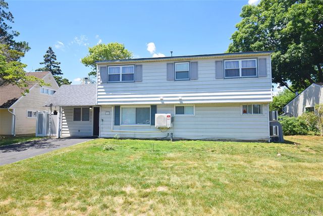 32 W Cabot Lane, Westbury, NY 11590