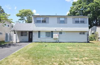 32 W Cabot Lane, Westbury, NY 11590