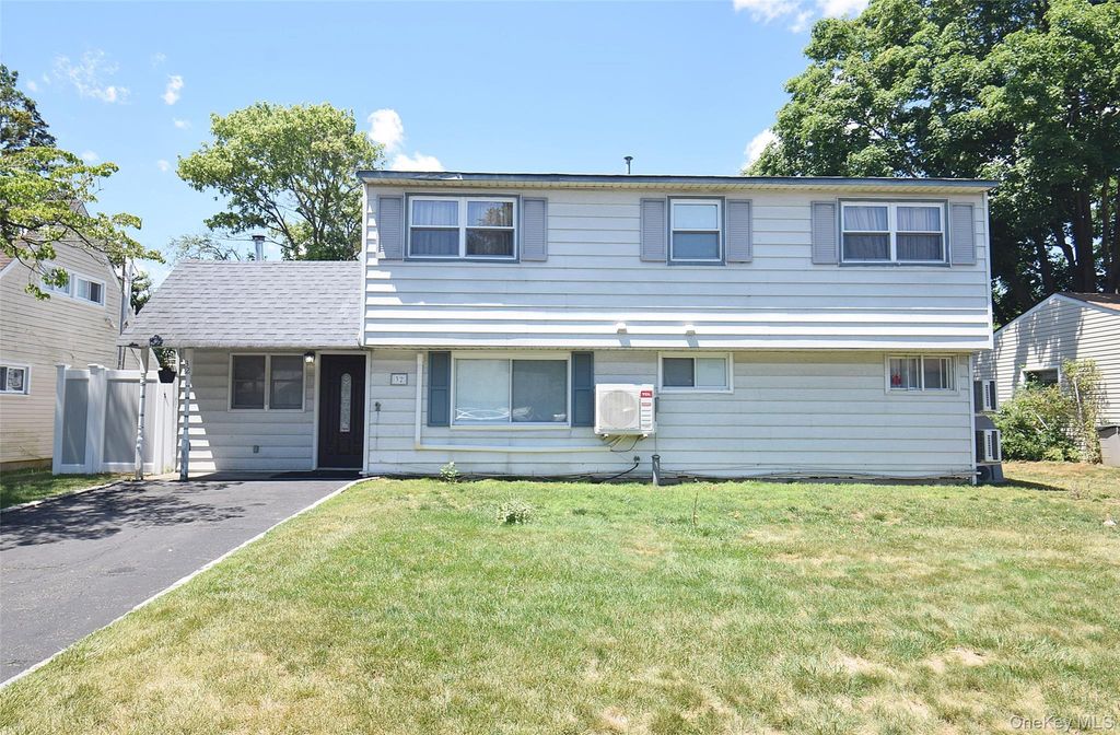 32 W Cabot Lane, Westbury, NY 11590