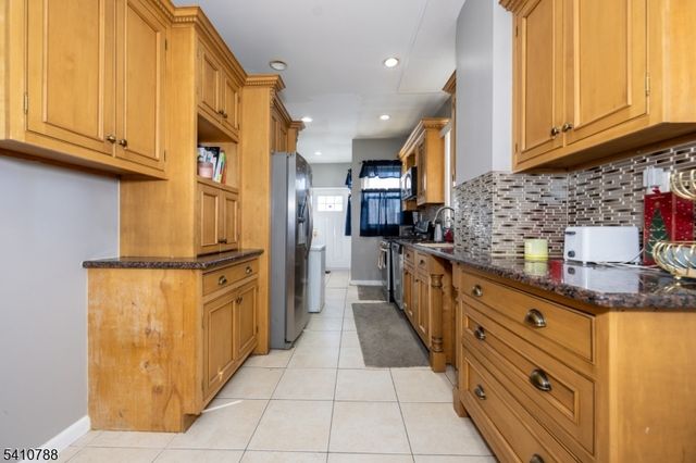 32 Newfield St, East Orange City, NJ 07017