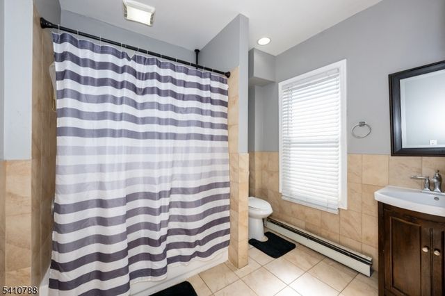32 Newfield St, East Orange City, NJ 07017