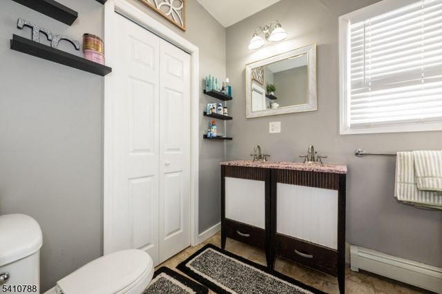 32 Newfield St, East Orange City, NJ 07017