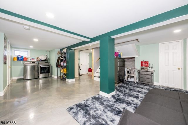 32 Newfield St, East Orange City, NJ 07017