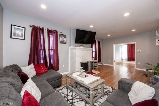 32 Newfield St, East Orange City, NJ 07017
