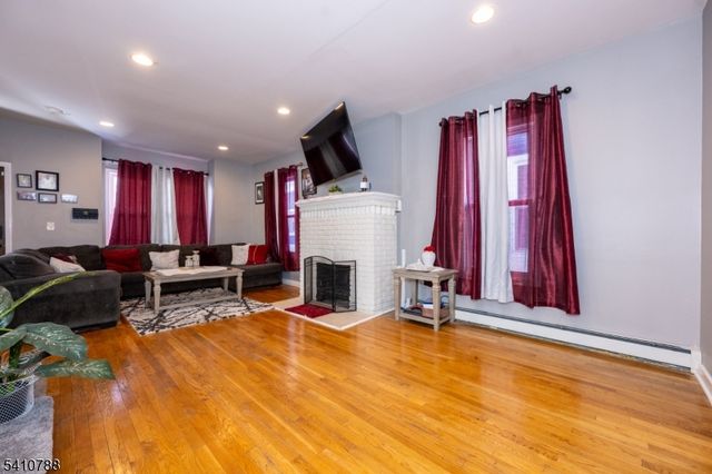 32 Newfield St, East Orange City, NJ 07017