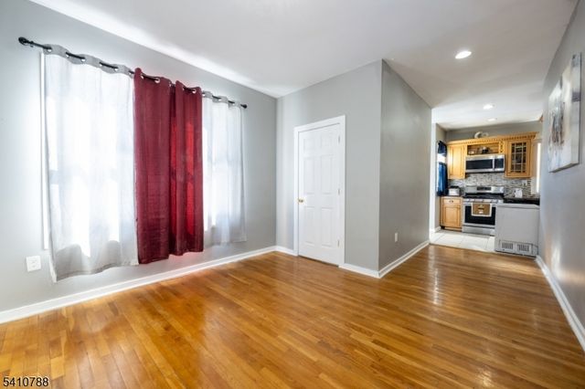 32 Newfield St, East Orange City, NJ 07017