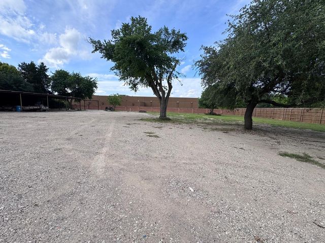 725 Hilltop Circle, Desoto, TX 75115