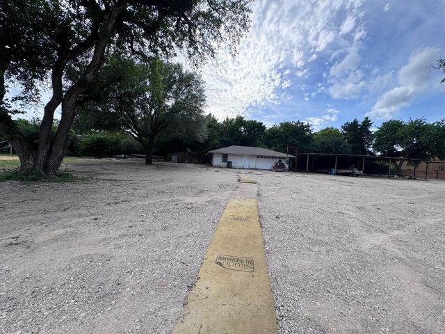 725 Hilltop Circle, Desoto, TX 75115