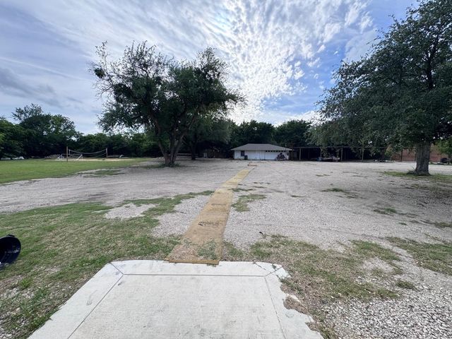 725 Hilltop Circle, Desoto, TX 75115