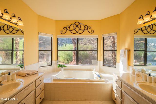 1054 E SHANGRI LA Road, Phoenix, AZ 85020