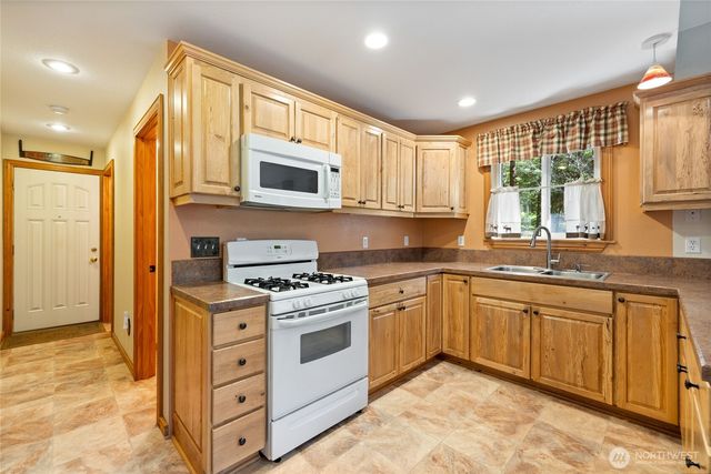 214 Paradise Dr, Ashford, WA 98304