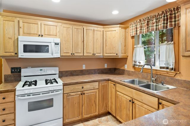 214 Paradise Dr, Ashford, WA 98304
