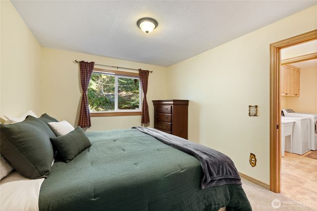 214 Paradise Dr, Ashford, WA 98304